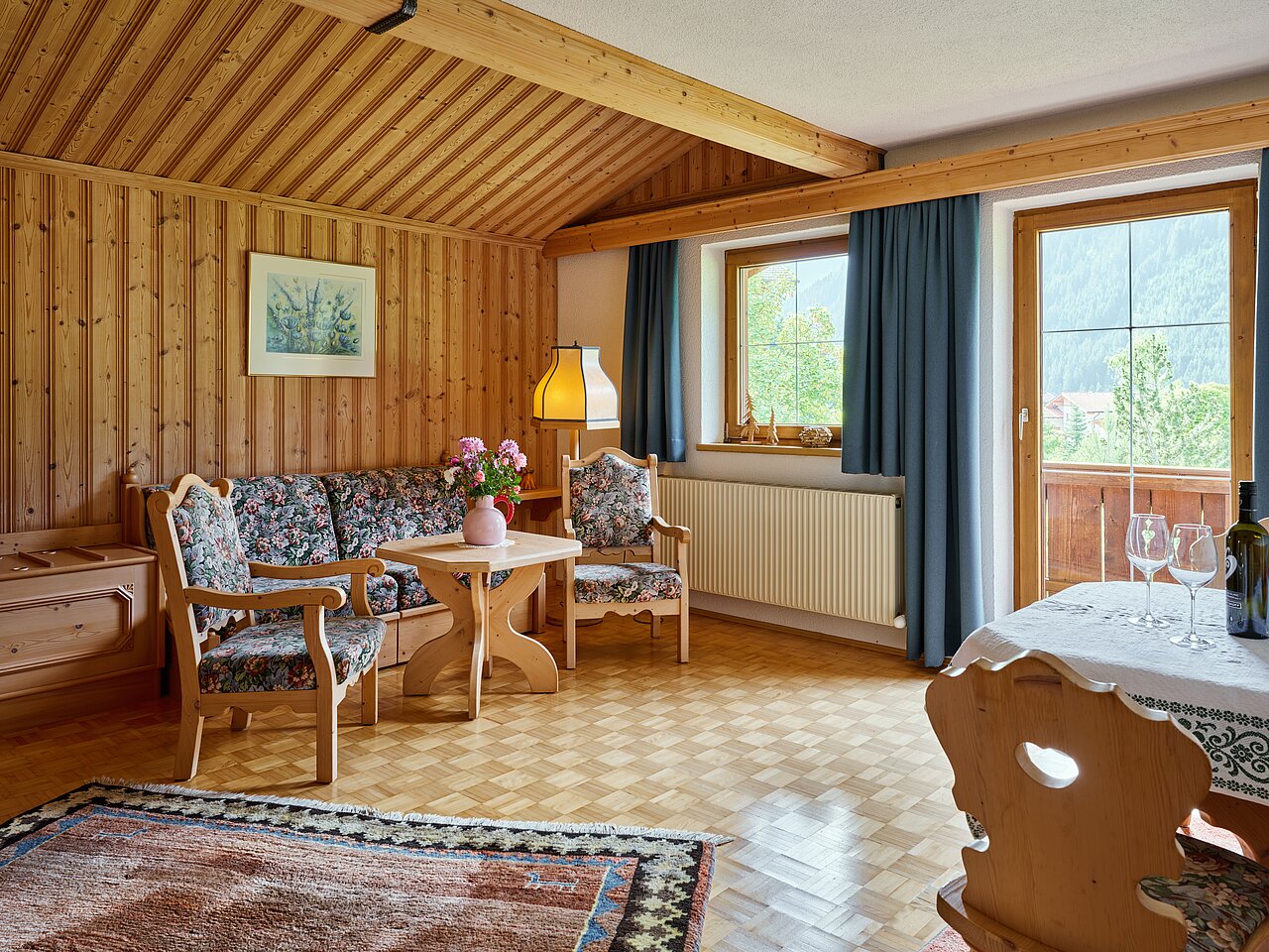 Übersicht Wohnzimmer in Richtung Sofa