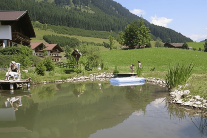 Bild von oben über die Terrasse , die Wiesen, den Hang hinab