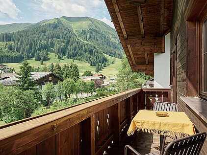 Blick über den Balkon zu den sonnigen Grünen Bergen