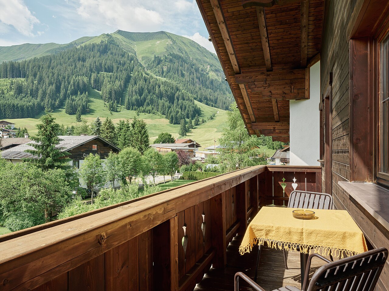 Blick über den Balkon zu den sonnigen Grünen Bergen