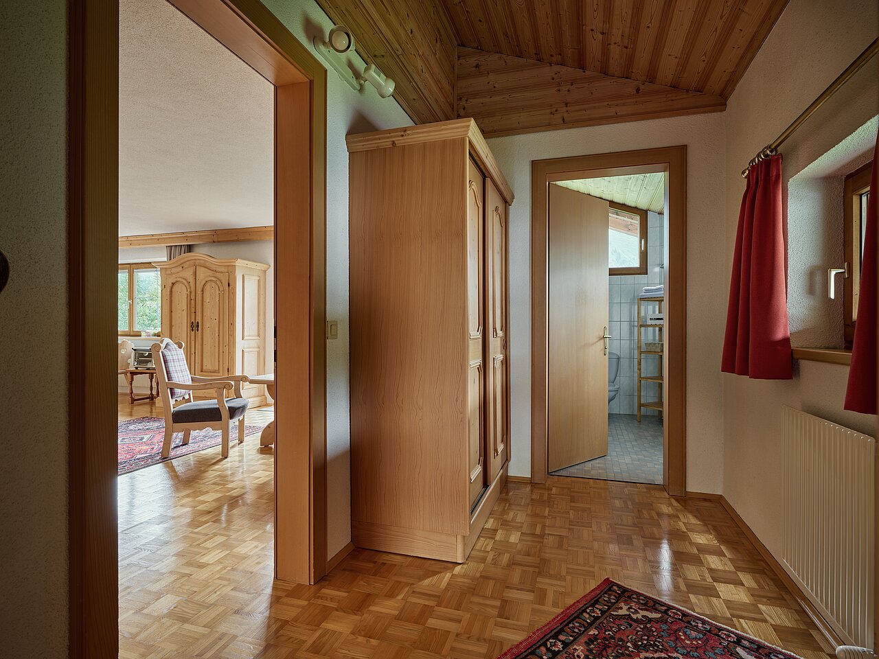 Blick über den Flur mit Kleiderschrank