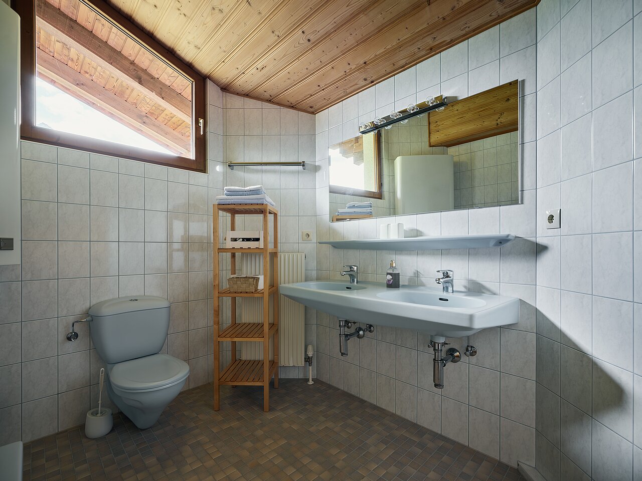 Badezimmer- Übersicht über den hellen Raum 