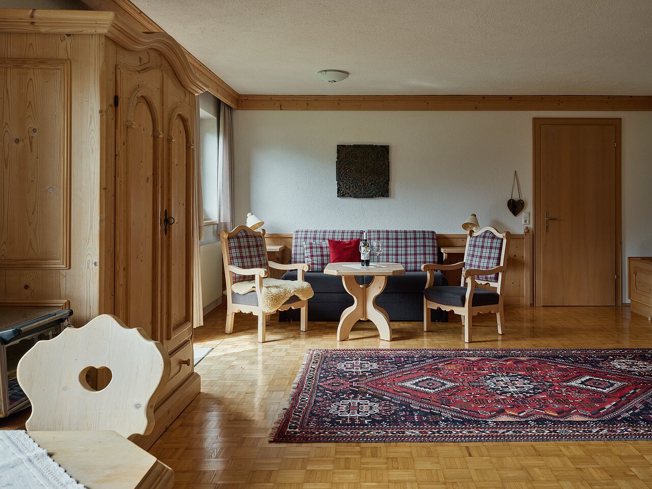 Blick von der Küchenzeile Richtung Esstisch im Wohnzimmer