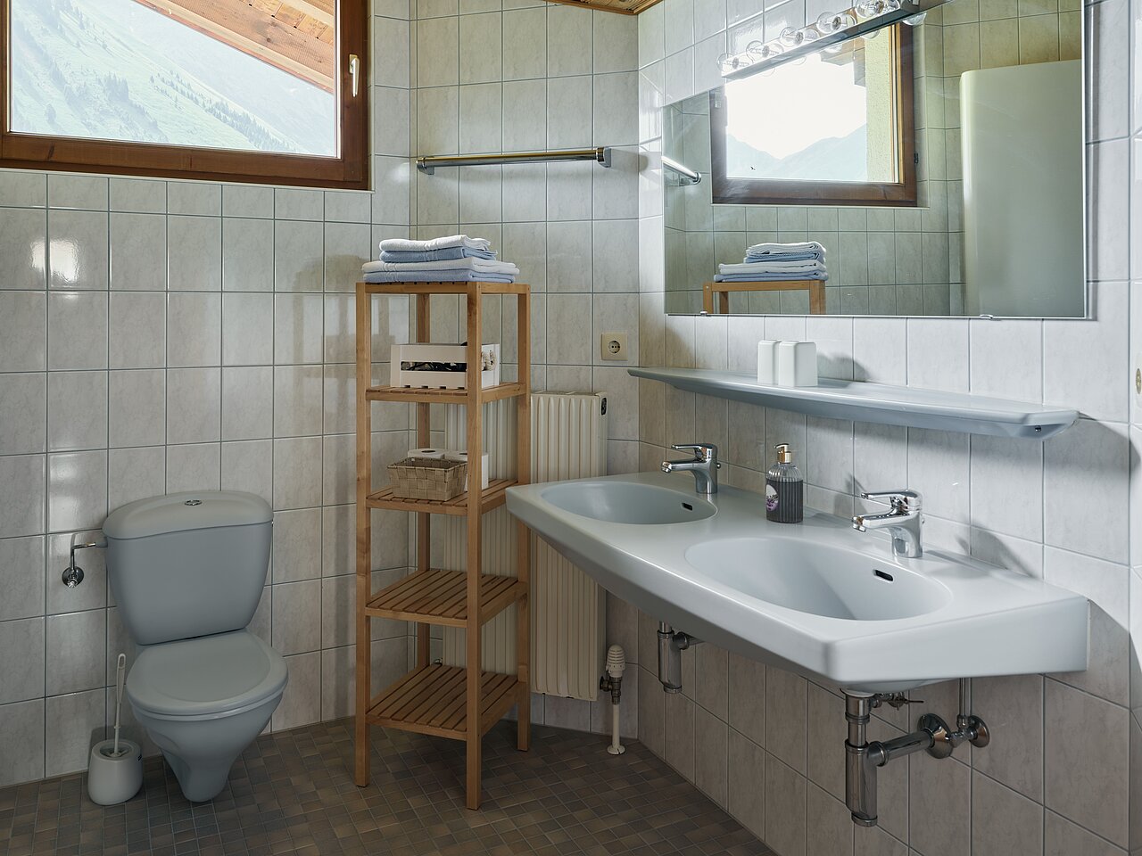 übersicht über das helle Badezimmer mit Waschbecken 