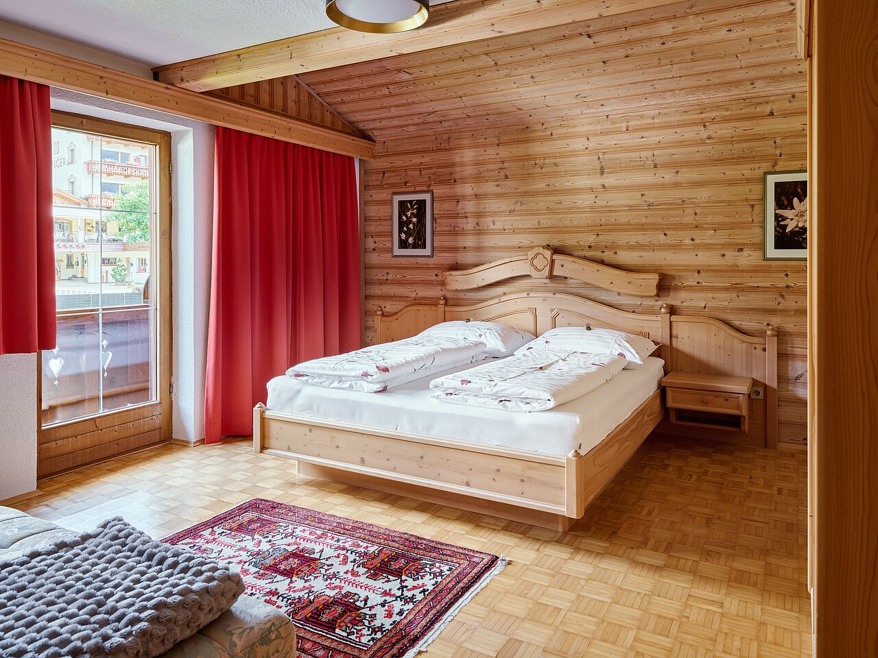 Blick auf das Bett und die große Fensterfront