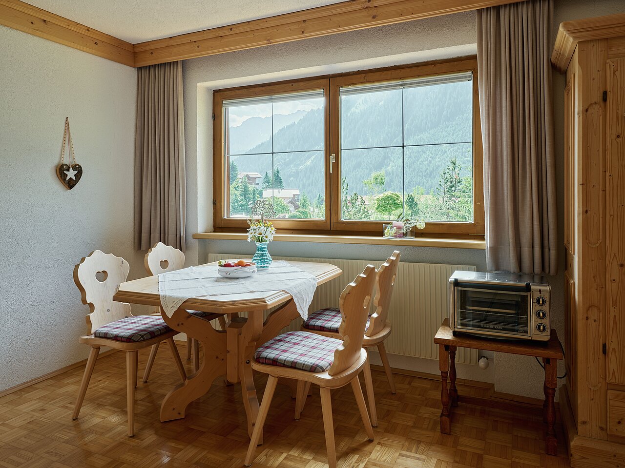 Frühstückstisch direkt am Fenster