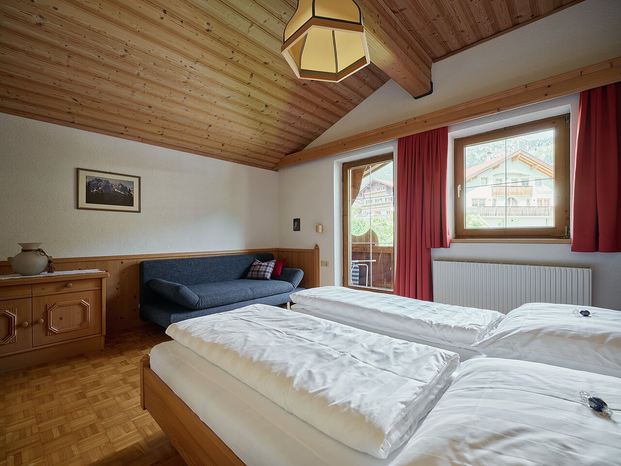 Schlafzimmer, Blick über das Fußende des Bettes Richtung Sofa