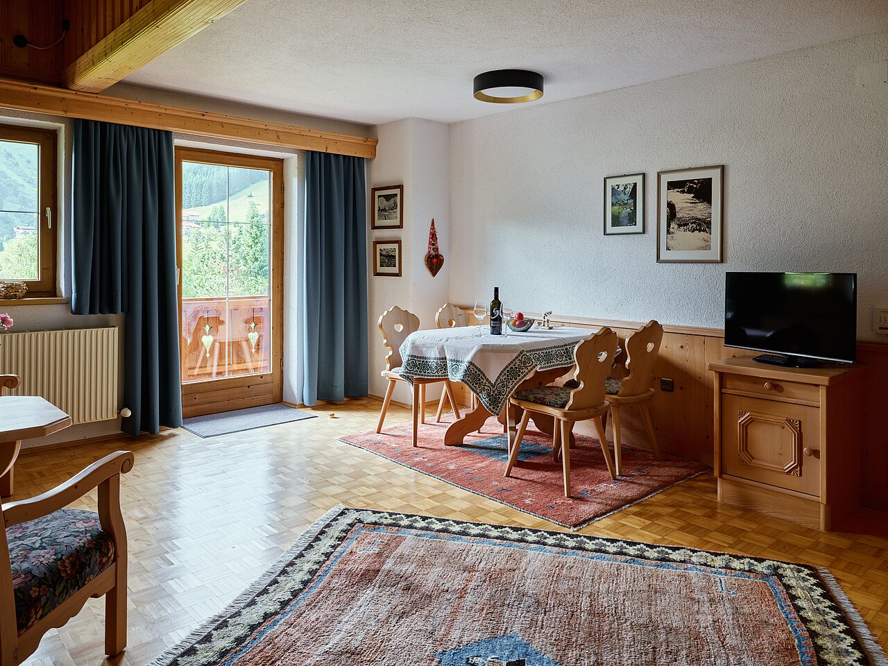 Übersicht über das Wohnzimmer und den Essbereich Richtung Balkomn