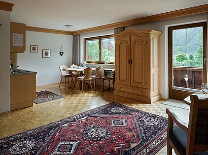 Übersicht über das Appartement Richtung Küchenzeile und Essecke