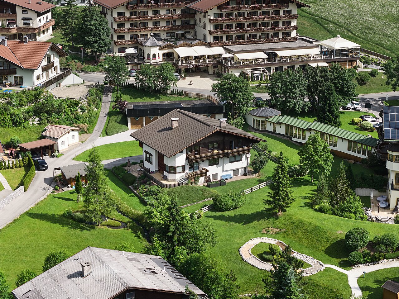 Ferienhaus Falger - Panorama Übersicht mit anderen Häuern und und Wellness Center im Hintergrund